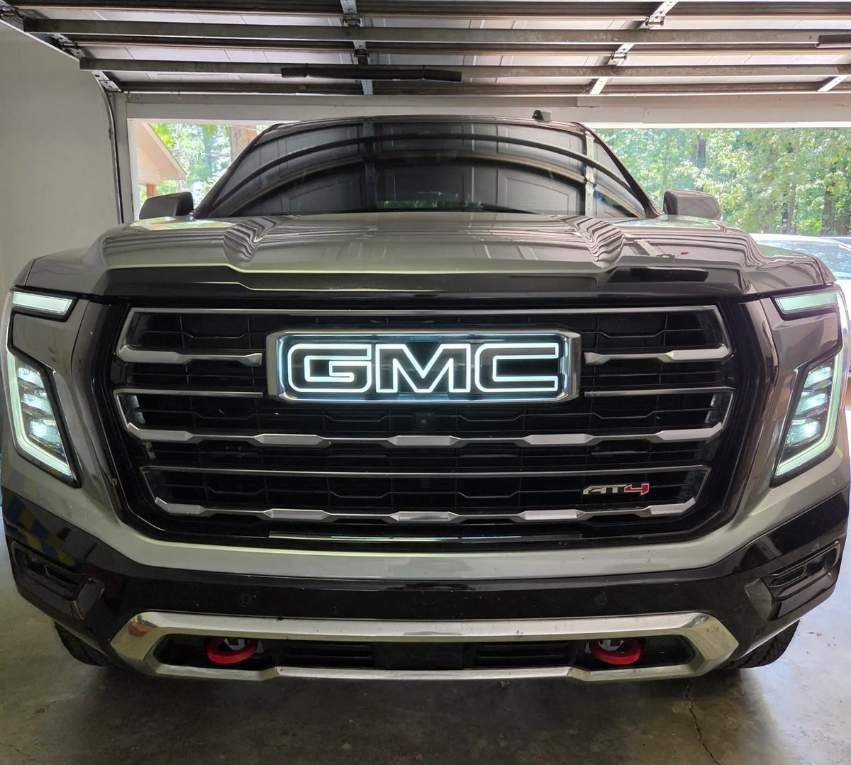 2025 and 2026 gmc yukon illuminated emblem